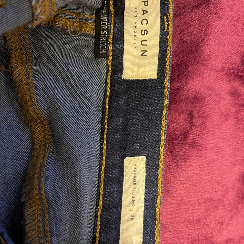 Packing jeans - Picture 2 of 2